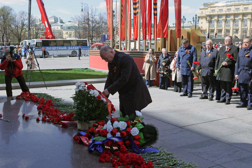 Сегодня возложили цветы. Возложение цветов к могиле неизвестного солдата в Москве. Могила неизвестного солдата Москва возложение цветов 9 мая. Возложение цветов к памятнику неизвестного солдата 9 мая дети. Возложение цветов к Вечному огню Москва.